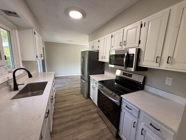 Building Photo - 14881 Circle Dr