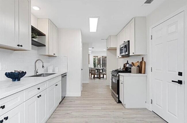 Foto del edificio - FOR RENT