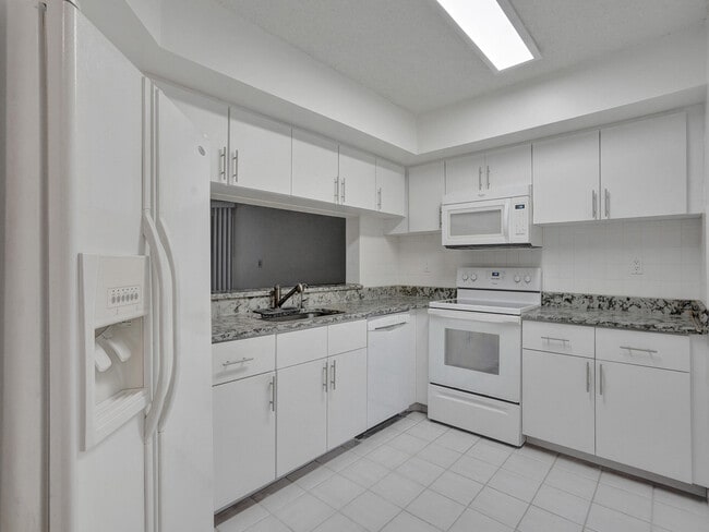 Building Photo - 6670 Villa Sonrisa Dr