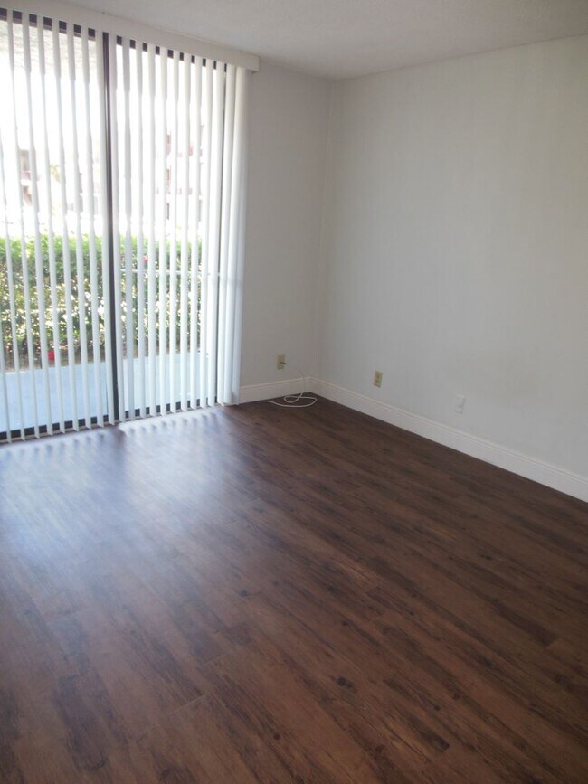 Foto del edificio - ONE BEDROOM ONE BATHROOM! WATERFRONT COMMU...