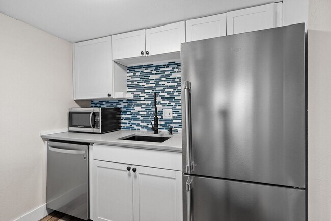 Foto del edificio - 2-Bed Condo in Kent – Fireplace, Balcony &...