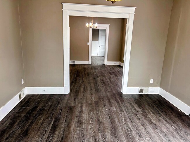 Building Photo - 525E4M