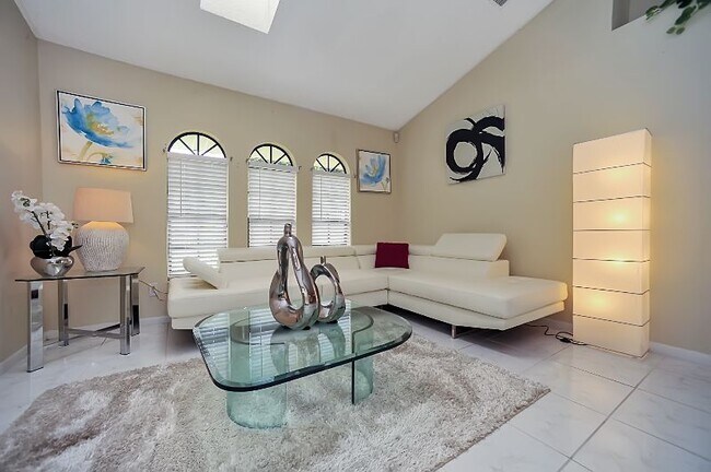Livingroom - 1040 Lamplighter Dr NW