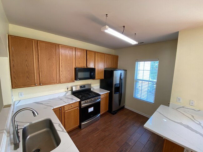 Building Photo - 406 Walnut Woods Dr