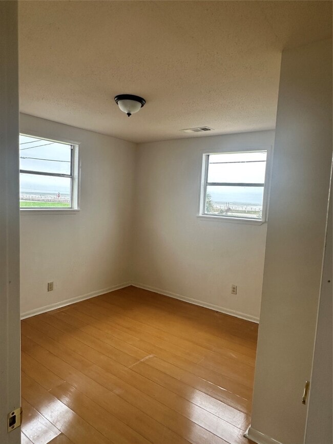 Building Photo - 823 Avenue K