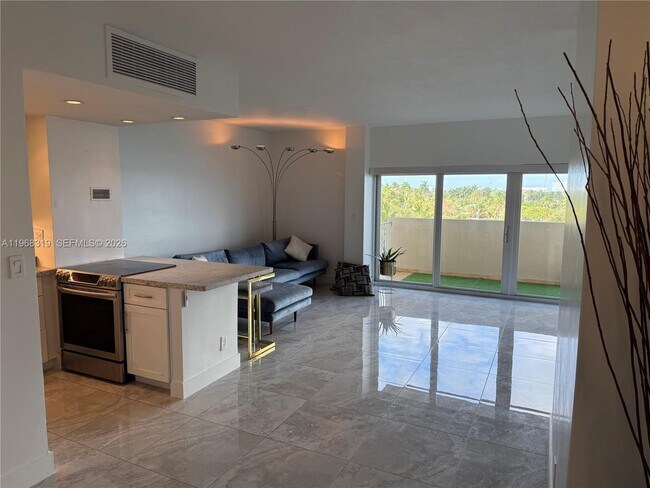 Foto del edificio - 880 NE 69th St