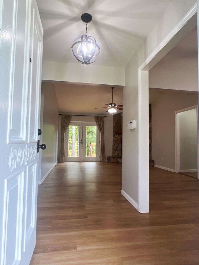 Building Photo - Fully Renovated 3 Bedroom / 2 Bathroom GEM...