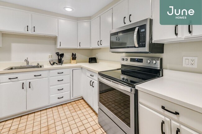 Foto del edificio - ROOM ONLY in 7-bed/3.5-bath Home