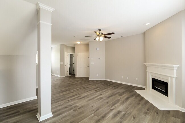 Building Photo - 2462 Raven Cir