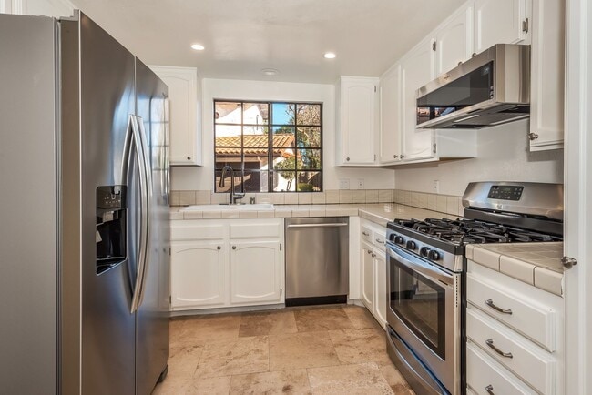 Foto del edificio - Spacious Mesa Condo with Full Two Car Attached Garage! Pet Friendly!