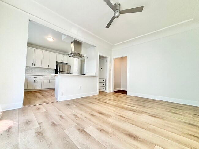 Building Photo - 861 N Las Palmas Ave