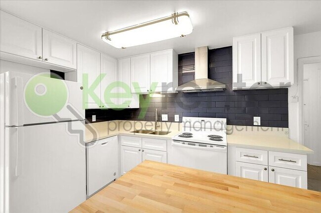 Foto del edificio - 6705 Greenback Ln