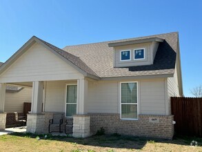 Building Photo - 669 The Cottages