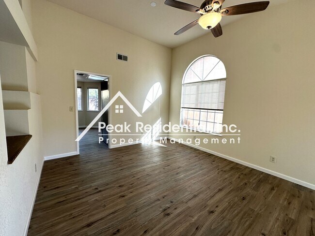 Foto del edificio - Very Nice Roseville 3bd/2ba Home with 2 Car Garage!