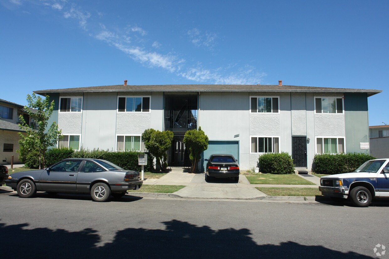 Foto del edificio - 787 Deland Ave