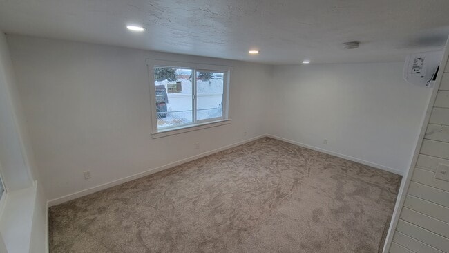 Building Photo - 126 E 3rd
