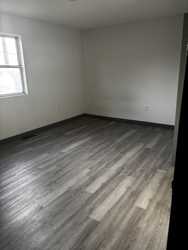 Building Photo - 412 E Jordan St