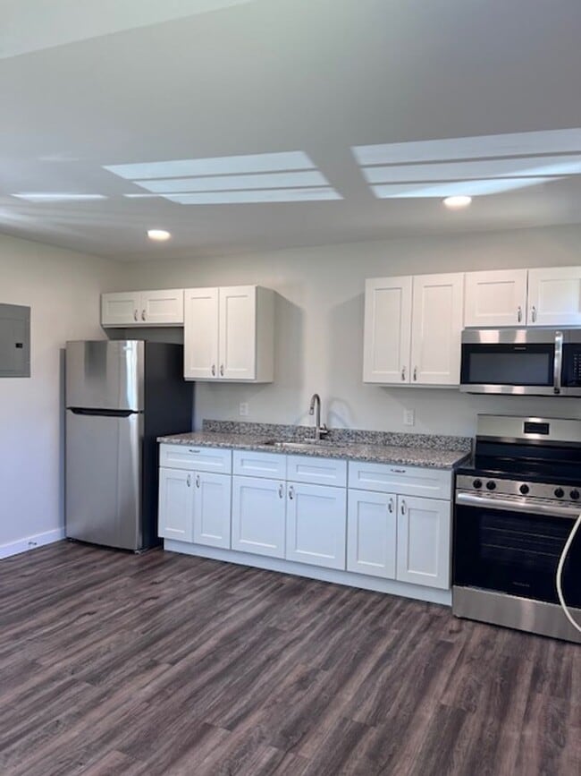 Building Photo - Beautifully remodeled and completed 1 bedr...