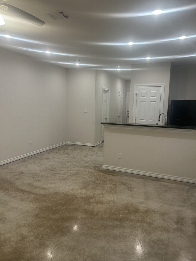 Foto del edificio - 6926 Crestway Rd