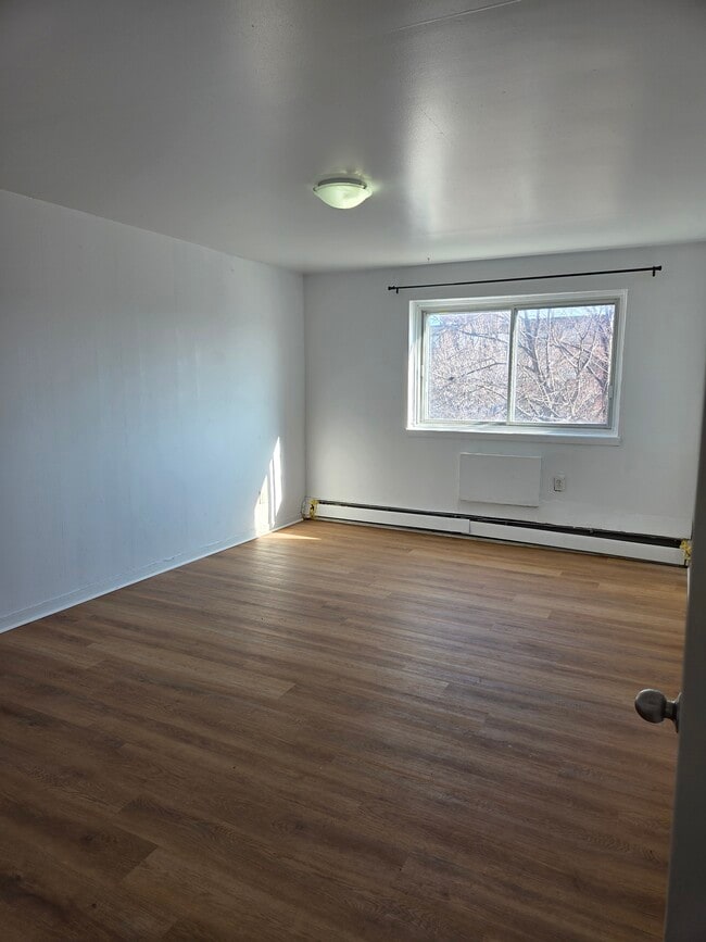 Building Photo - 250 Boul Alexis-Nihon