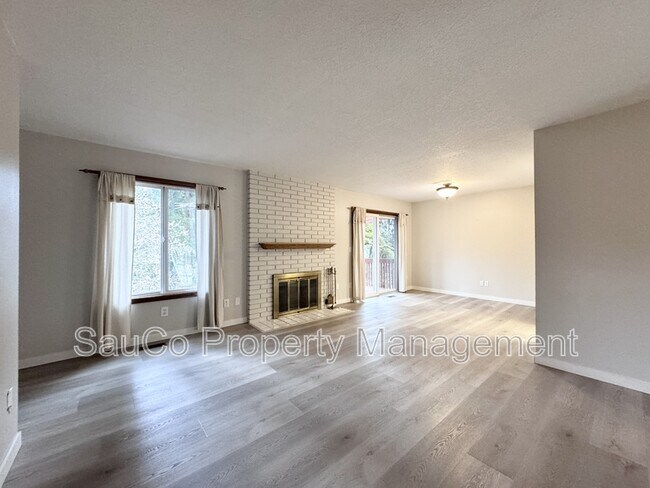 Building Photo - 324 SE 30th Ave