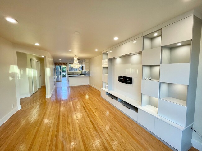 Building Photo - 3BR/3BA Elegant. Modern Custom Home, Deck,...