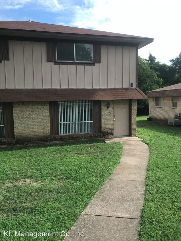 Primary Photo - 124-126 Pebble Creek Dr