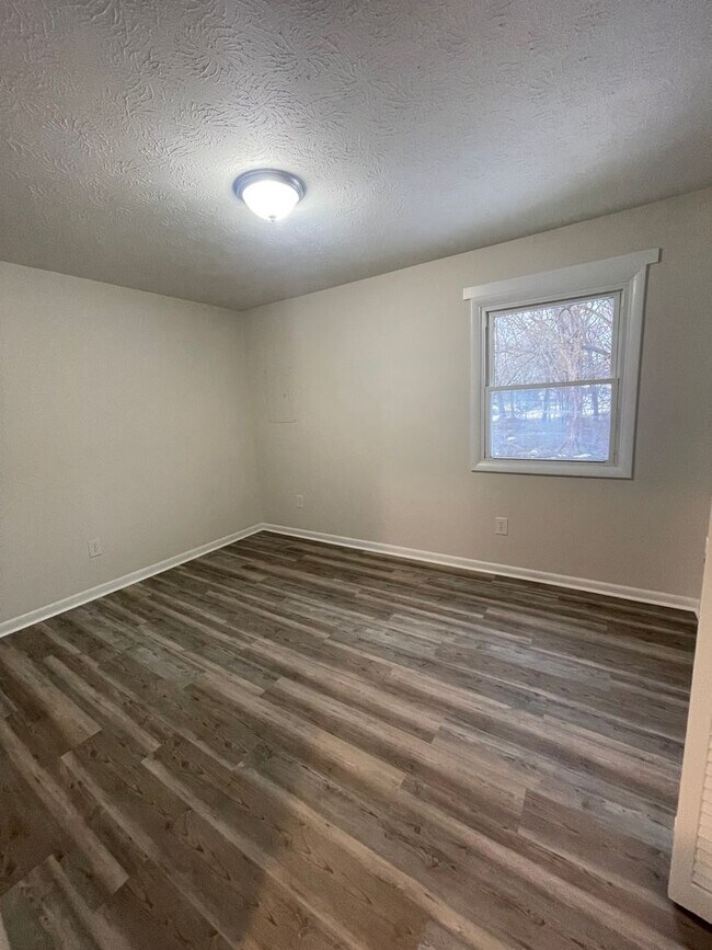 Building Photo - Newly Remodeled Apartment for Rent