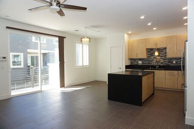 Building Photo - Upgraded 2B/2.5BA townhouse at Civita Comm...