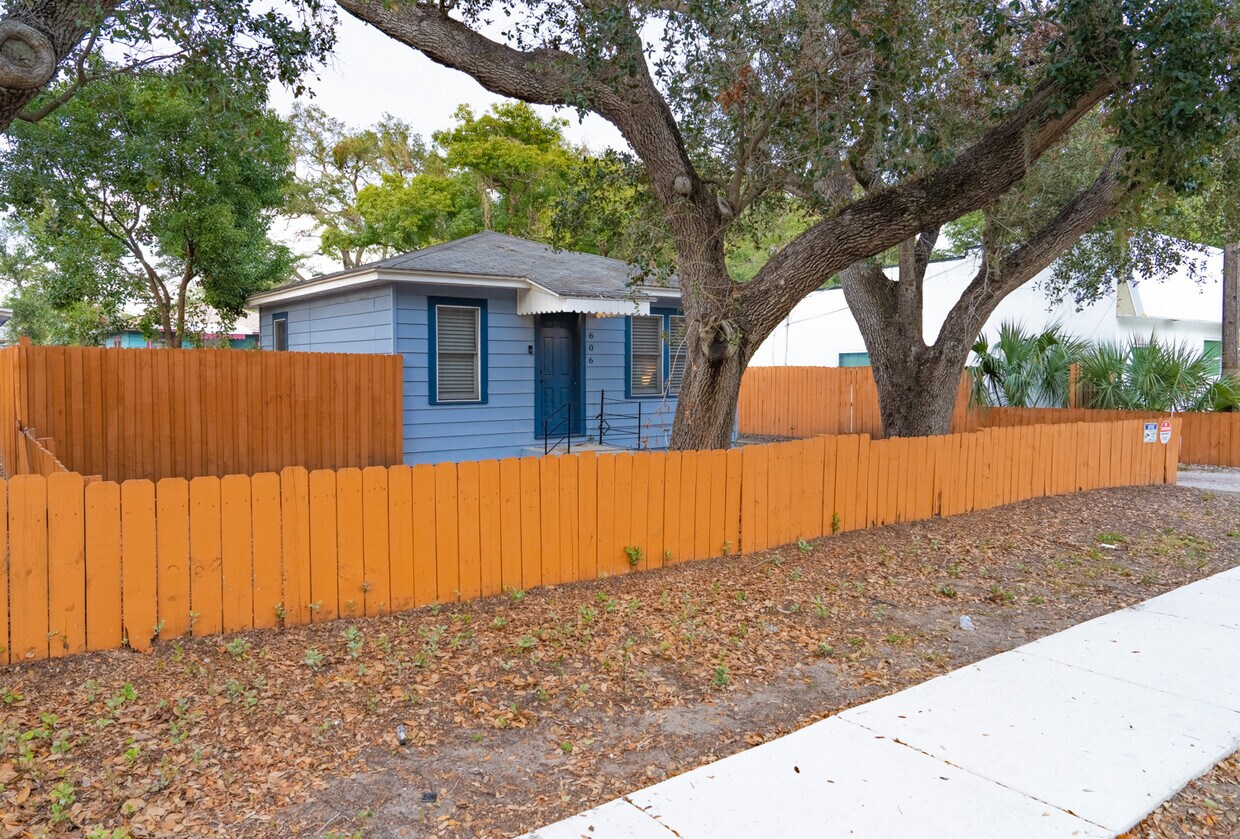 Foto principal - 606 Woodlawn St