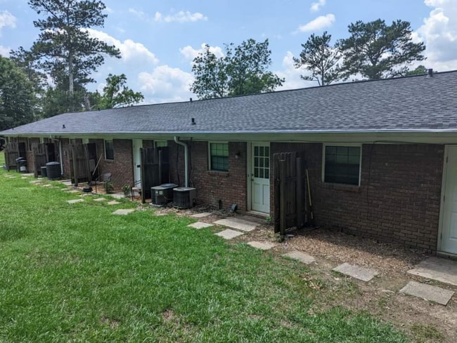 Building Photo - 3681 Lynn Dr