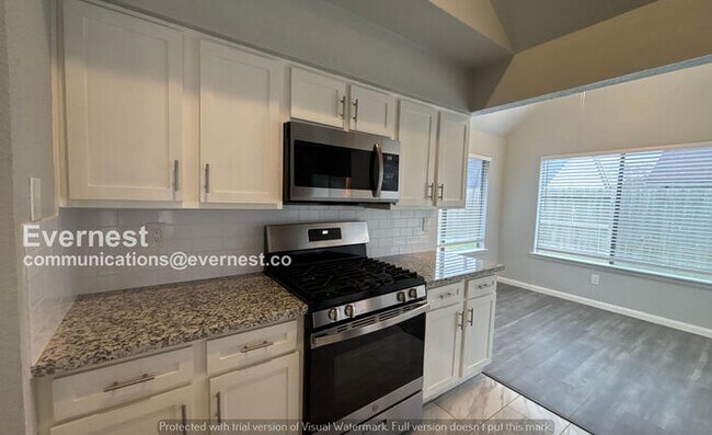 Building Photo - 3 Bed, 2 Bath Home with Fenced Yard & Garage / Pet-Friendly /Now Available!