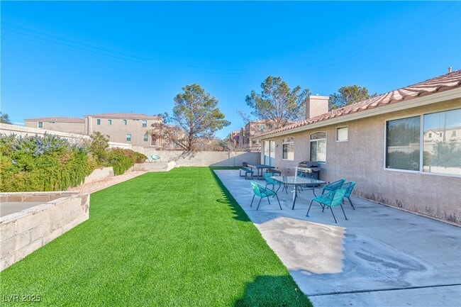 Building Photo - 8704 Las Posas Ave