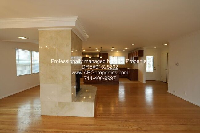 Building Photo - 3 bedroom / 2 bathroom house with 2 car ga...