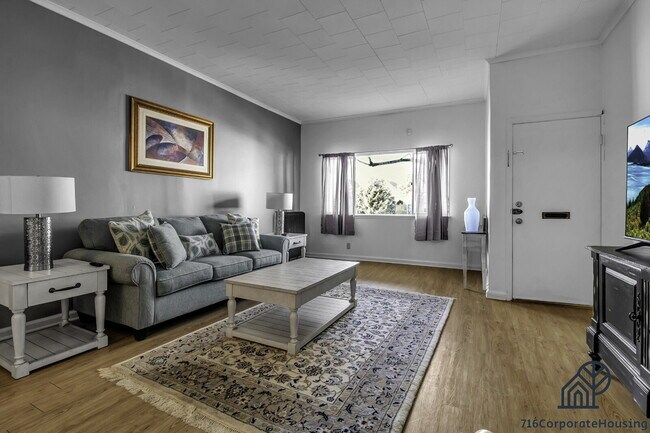 Foto del edificio - Furnished 2-Bedroom First-Floor Apartment Near Elmwood Village