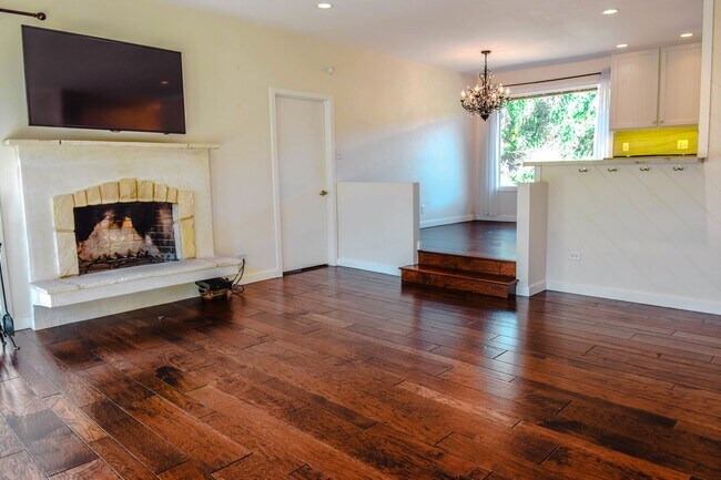 Foto del edificio - Three Bedroom Home in Sunny Carmel Valley