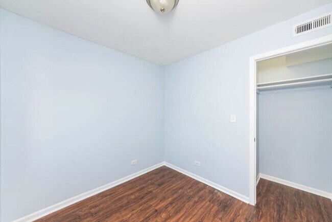 Foto del edificio - 5833 W Irving Park Rd