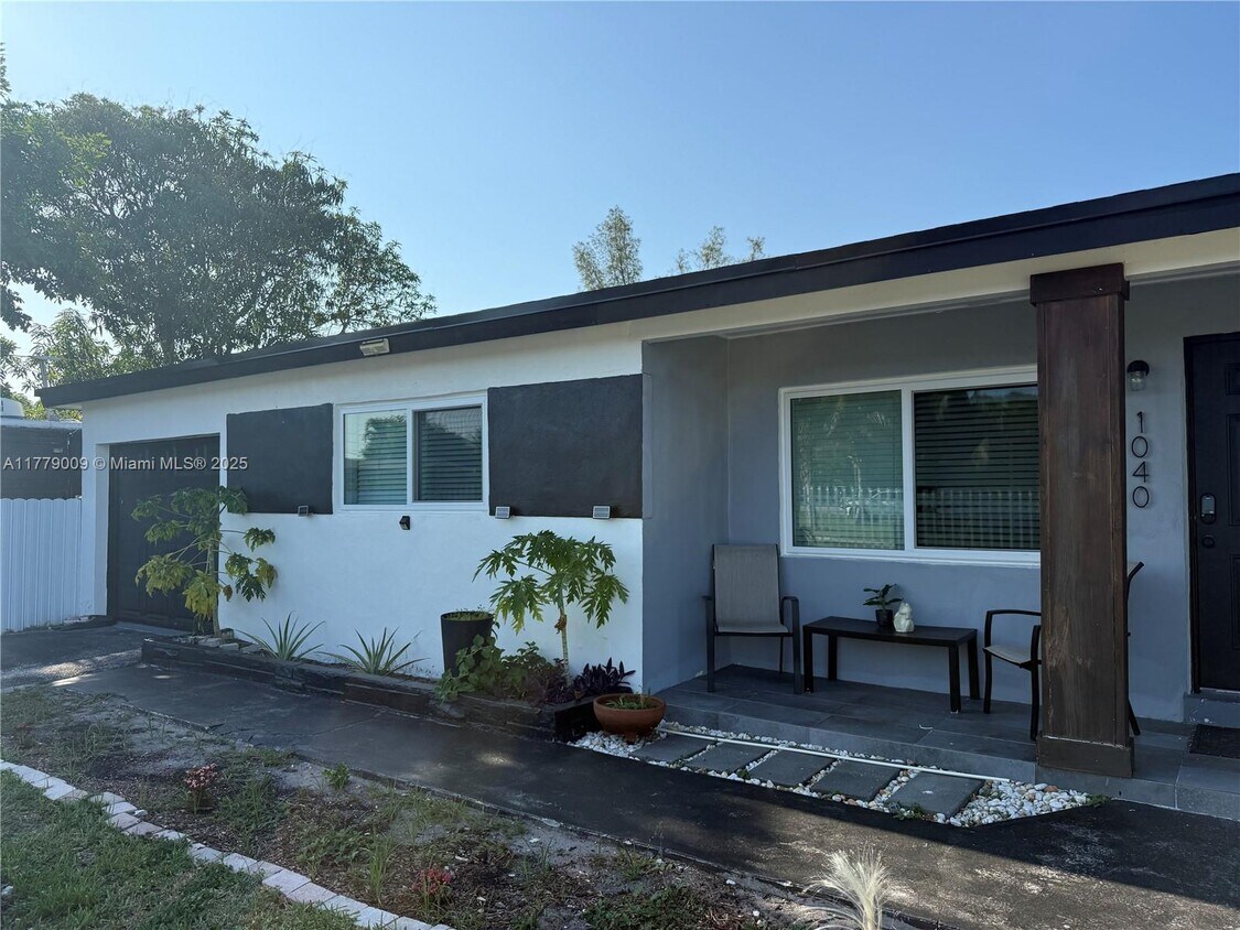 Primary Photo - 1040 SW 30th Ave