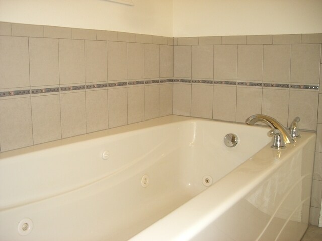 Building Photo - 3111 N Edgewater Dr