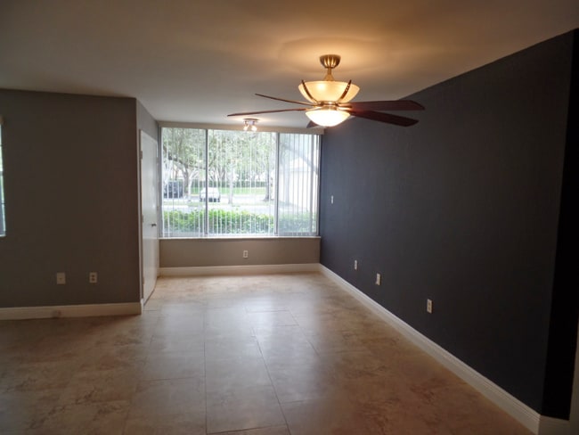 Foto del edificio - 2811 N Oakland Forest Dr