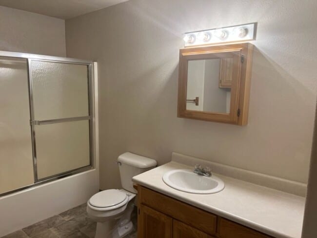 Building Photo - CLEAN SINGLE LEVEL 2 BEDROOM HOME/ WITH DE...