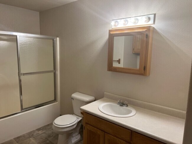 Foto del edificio - CLEAN SINGLE LEVEL 2 BEDROOM HOME/ WITH DE...