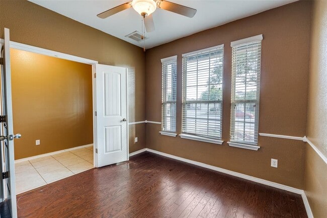 Building Photo - 305 Leather Oak Loop