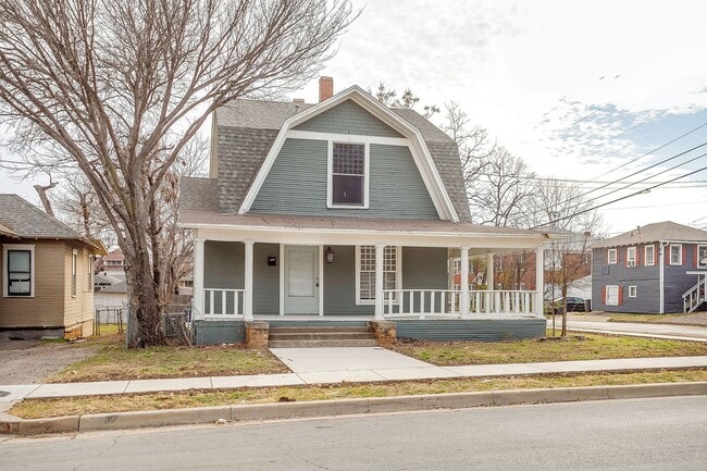 Building Photo - Large Newly Remodeled Home in Historic Fairmont- 4 Bedroom, 2 Bath- 76104