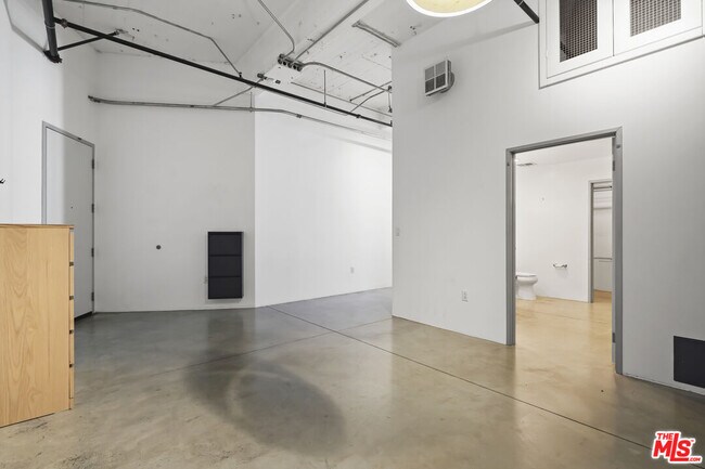 Building Photo - 1130 Flower St