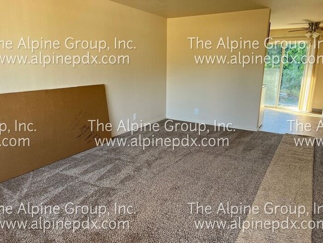 Building Photo - Pet Friendly 2 Bedroom in Tri-plex with ne...