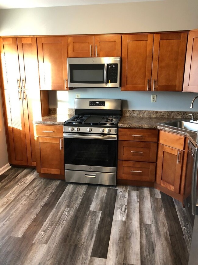 Building Photo - 1240A Pine Grove St