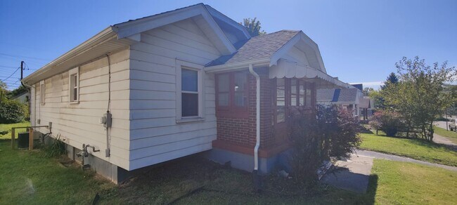 Building Photo - 2404 Mundale Ave
