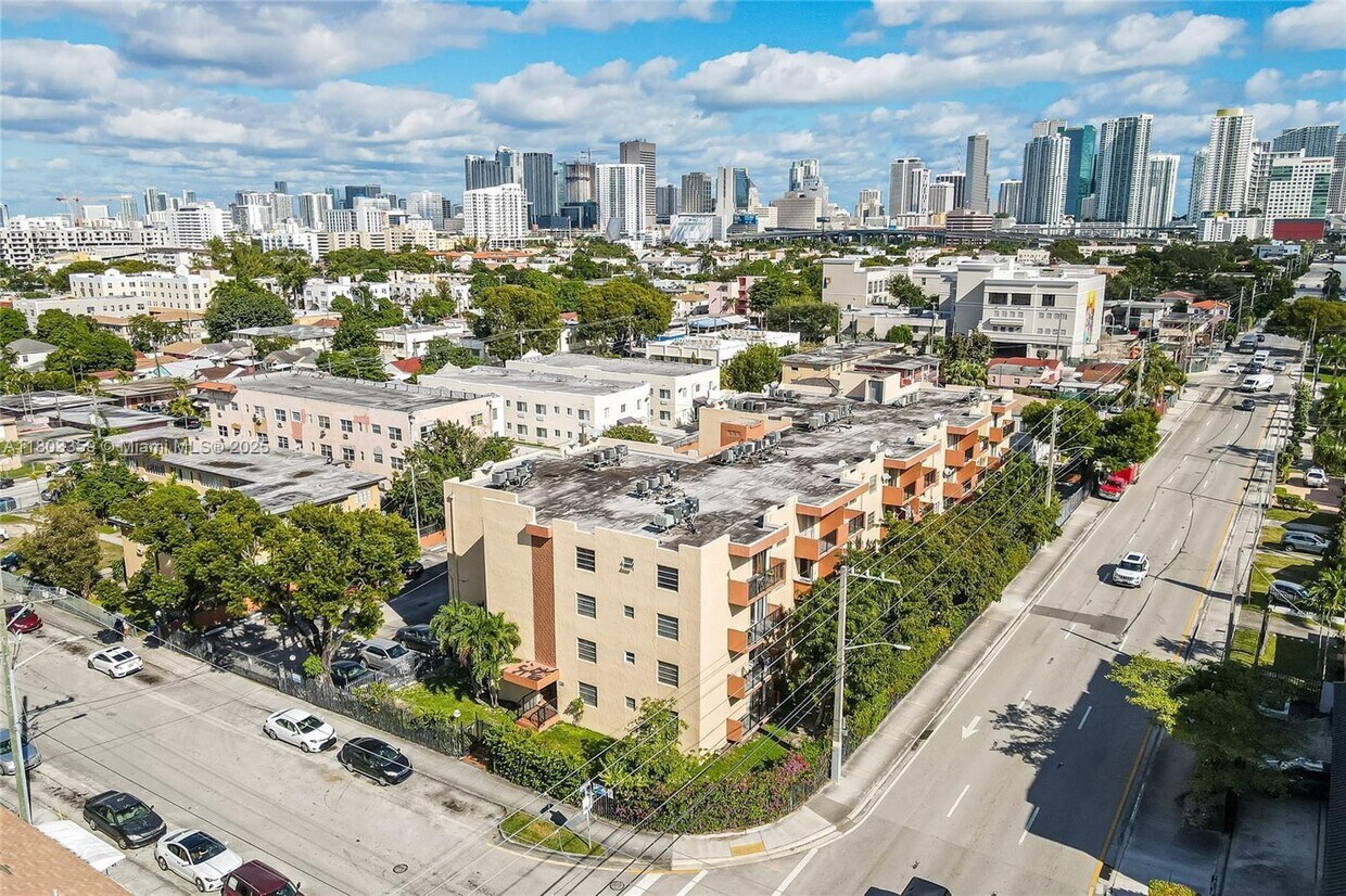 Primary Photo - 677 SW 9th Ave
