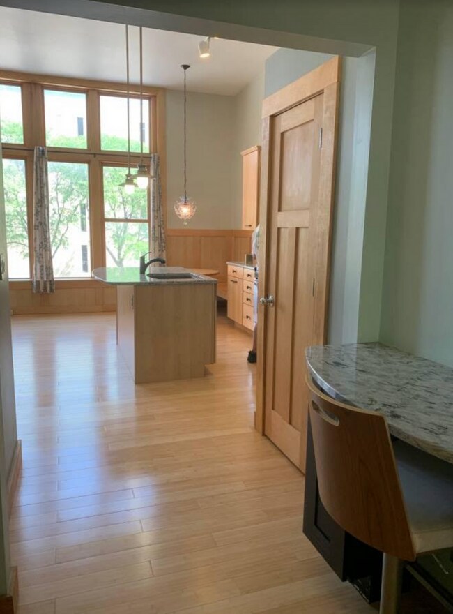 Building Photo - Downtown Unit With Gym and Garage Access!!
